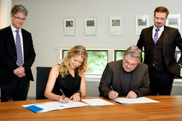 Signing the Memorandum of Agreement for cooperation between Eindhoven University of Technology and University of Technology, Sydney, with (left to right): Vice Rector International Relations prof. Aarnout Brombacher (TU/e); Project leader Materialising Memories project, UHD Elise van den Hoven; Head of School of Design prof. Lawrence Wallen (UTS); Deputy Vice Chancellor Research prof. Attila Brungs (UTS). Photo by Bart van Overbeeke.